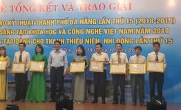 Hình ảnh nhận giải thưởng sáng tạo khoa học